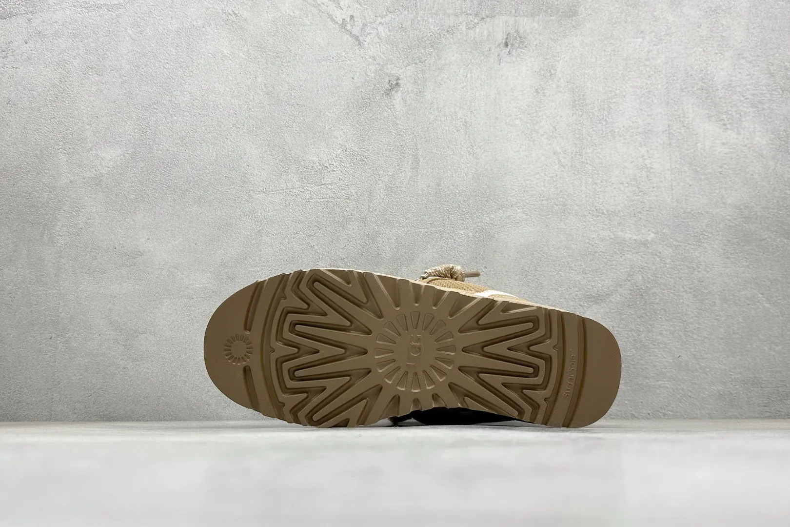 🐲💰 560 Support store UGG sheepskin all-in-one snow boots Mel style upper design, recycled ballistic canvas mesh, high-quality suede upper, two-color flat shoelaces. The inner material of the shoe is made of Longfeng sheep fur. Furry lining keeps warm and locks in heat. The sole material is a comfortable Treadlite by UGG EVA light wing outsole. Item number: 1144032 Size: 35-45